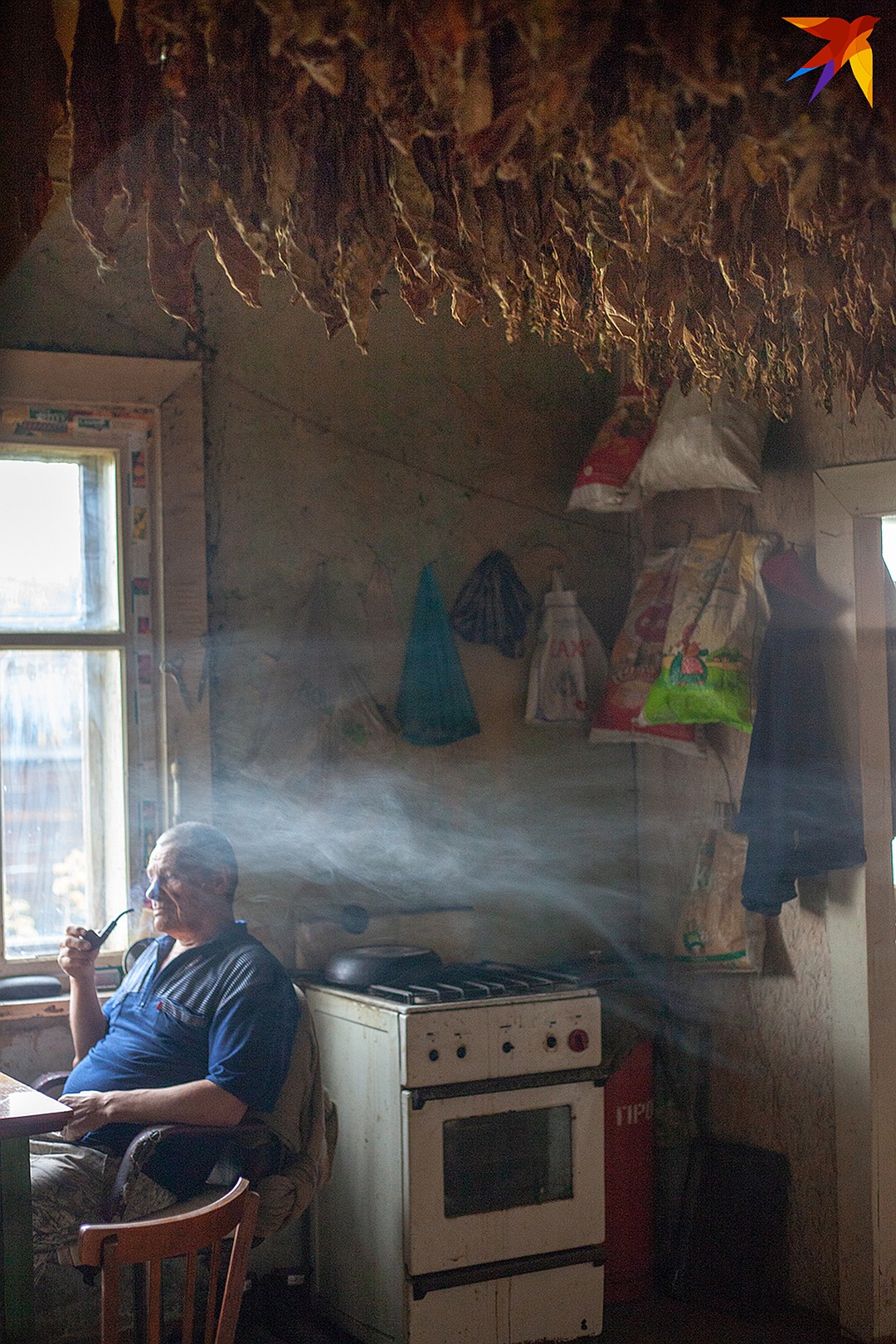 За сигаретами в город не наездишься, да и дорого. Поэтому местные выращивают и сушат табак (на фото - под потолком) Фото: Анастасия ЕРШОВА